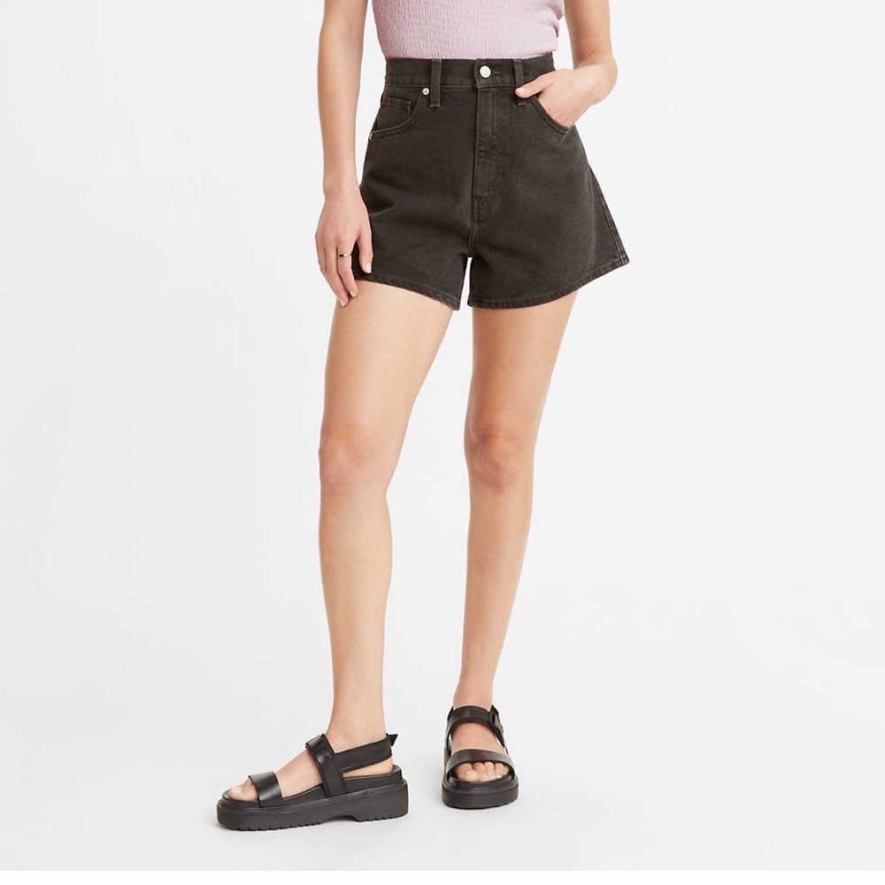 Levi’s high waisted mom shorts in black